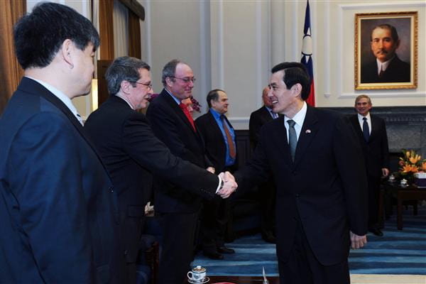 Taiwan Education and Research Program founding Director, Edward McCord, meets with President Ma Ying-jeou the morning after Taiwan’s 2012 presidential elections.