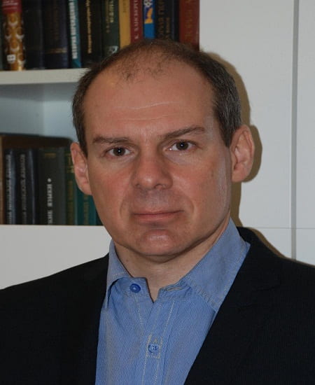 headshot of Mikhail Pelevin with bookshelf in the background