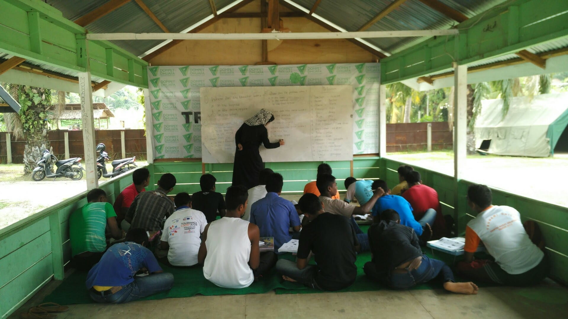 An Indonesian teacher volunteered to teach Rohingya refugees English and Indonesian