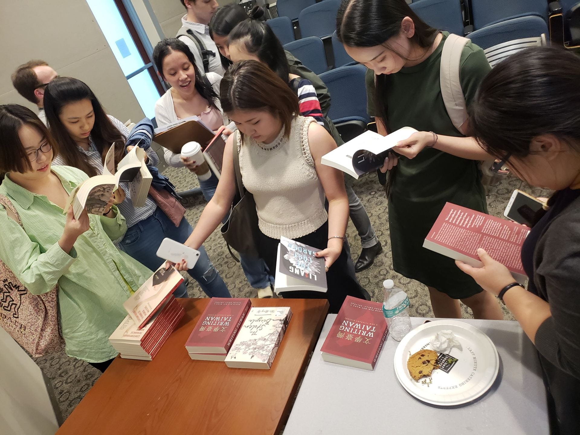 GW students receive free books from the Taiwan Academy during Homecoming in Times of Displacement event.