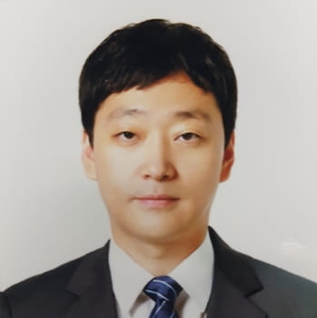 headshot of sungdae lee in professional attire