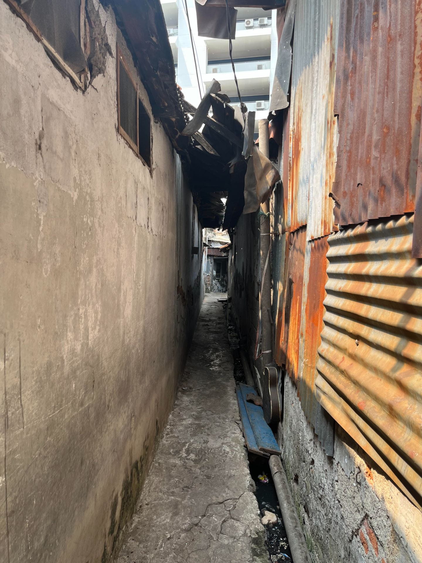 A picture of any alley in Indonesia